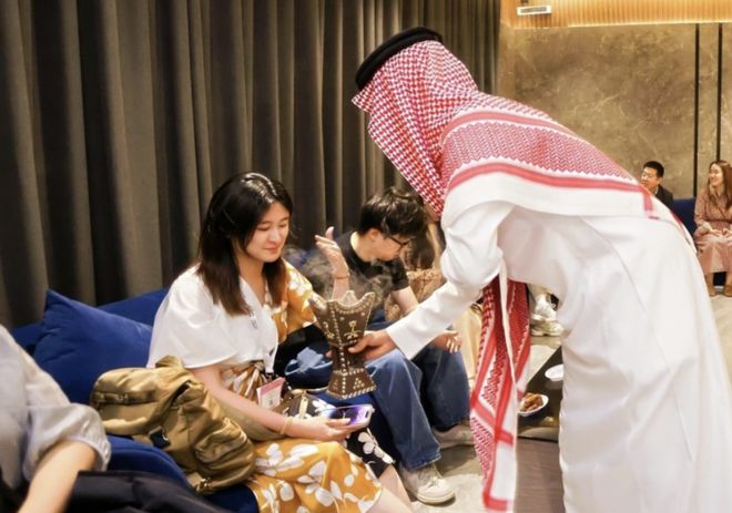 天：距离中国7000公里遍地黄金与荆棘AG真人中国我在最土豪的游戏市场待了3(图10)